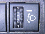 ヘッドランプの光軸調整ダイヤルを装備しております。