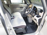運転席はゆったりお乗り頂けるベンチタイプとなっております。