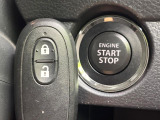 【キーレススタートシステム】カバンやポケットに入れたままでもドアの施錠・解錠が可能なスマートキーを装備。エンジンのオン・オフ時もカギを取り出す必要が無いからとっても便利です♪