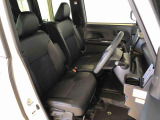 運転席の座面高さを調整できるシートリフターが付いています。フロントシートはベンチシートを採用で、座面も広く使い勝手もいいですよ♪