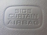 サイドカーテンエアバックシステムは、側面衝突時に大人から子供までさまざまな体格の乗員の頭部や頚部を広範囲で保護。特にセンターピラーへの頭部衝突を防ぐ展開性能を実現しています。