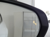 隣車線を走る車両をレーダーで検知し、ドアミラーでは確認しにくい後側方エリアに存在する車両に加え、急接近してくる車両も検知します。車両を検知するとドアミラーに搭載されたLEDインジケーターが点灯します。