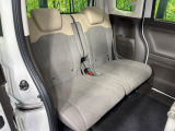 後部座席も気になるようなキズ・汚れやへたり等、大きなダメージはなく、良好な状態です。