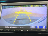 【バックカメラ】駐車時に後方がリアルタイム映像で確認できます。大型商業施設や立体駐車場での駐車時や、夜間のバック時に大活躍!運転スキルに関わらず、今や必須となった装備のひとつです!