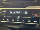 【オートエアコン】一度お好みの温度に設定すれば、車内の温度を検知し風量や温度を自動で調整。暑い&hellip;寒い&hellip;と何度もスイッチ操作をする必要はありません。快適な車内空間には必須の機能ですね♪