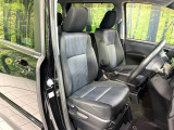 運転席まわりには十分なスペースがあり、大柄な方でもゆったり運転していただける環境です。