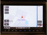 ダッシュボードに自然に溶け込むようにデザインされた純正メモリーナビゲーション。