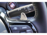 【7速マニュアルシフトモード装備車】ハンドルにあるシフトスイッチで、ハンドルから手を離さずに手動で1〜7速まで変速することができます!右側に+、左側に-のスイッチが付いています!