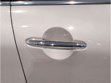 MINIはドアが分厚いです。衝突によりドアがつぶれてしまった場合にも外からいち早くドアを開けれるよう考えられています。数十秒の救出の遅れが命につながりかねない場合、こういった配慮が重要なポイントです。