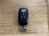 【スマートキー】 スマートキーを携帯していれば、ドアハンドルのボタンを押してロックの解除ができ、パワースライドドアもワンタッチで開閉できます。
