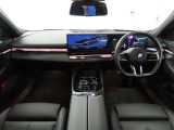 2つの液晶スクリーンを並べたダッシュボードは最近のBMWではおなじみの光景だ。空調吹き出し口を巧妙に隠したところなどは先にデビューした現行型「7シリーズ」を踏襲
