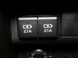 充電用USB端子付き。スマートフォンなどの充電に便利です。