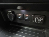 【シートヒーター】は運転席&助手席に。スイッチONですぐに暖まり、冬の寒い日はこの装備なしの車は考えられなくなってしまう装備の一つです♪