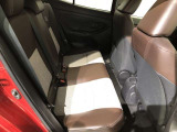 【後部座席】も当然、綺麗・清潔に仕上げております。内装の綺麗なお車は気持ちが良いですし、コンディションのいい車が多いです。これもオススメの1台です。