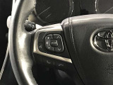ステアリングスイッチ付きで、運転中に視線を前に向けたまま操作できます。
