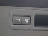 運転席およびバックドアのスイッチ、または電子キーの操作で、バックドアの自動開閉や一時停止が行えます。手動で閉める場合には、イージークローザーが機能し、しっかり閉じるようサポートします。