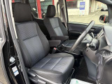 【運転席】運転席やその他のシートに座っていただき、エンジンをかけていただく事も可能です。