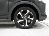 純正アルミホイールを装備しております、タイヤサイズは195/60R17です。
