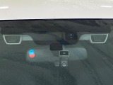 【アイサイト】前方の車両等を検知し、衝突しそうな時は警報で注意を促し、ブレーキを踏む力をサポート。ブレーキを踏めなかった場合は衝突被害軽減ブレーキが作動、衝突回避をサポートします。