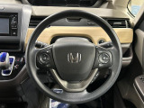 インテリアに合わせたデザインのステアリングは、運転される方のことも考え、運転しやすい形状、大きさです。是非一度、実際に触ってお確かめください。
