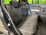 後部座席も気になるようなキズ・汚れやへたり等、大きなダメージはなく、良好な状態です。