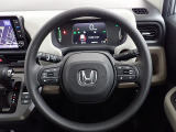 ハンドル左側にはオーディオ操作が出来るオーディオリモートコントロールスイッチ、右側にはHonda SENSINGとオートクルーズコントロールのスイッチを装備!