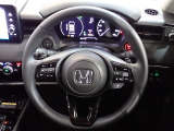 ハンドル左側にはオーディオ操作が出来るオーディオリモートコントロールスイッチ、右側にはHonda SENSINGとオートクルーズコントロールのスイッチを装備!