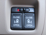 後部座席には両側電動パワースライドドア搭載! 運転席からも操作可能で風の強い日などもらくらく安心♪