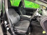運転席まわりには十分なスペースがあり、大柄な方でもゆったり運転していただける環境です。
