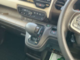 シフトレバーは簡単操作で運転もしやすくなっております。