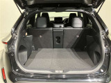 荷室も日常のお買い物には困らない広さが確保されております 後席を分割で倒すこともできますよ