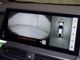 パノラミックビューモニターを装備。駐車場や交差点でクルマを真上から見るように周囲を確認できます。機能の詳細は販売店スタッフまでおたずねください。
