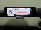 パノラミックビューモニター付きです。車両を上から見たような映像をディスプレイオーディオ画面に表示。運転席からの目視だけでは見にくい、車両周辺の状況をリアルタイムでしっかり確認できます。