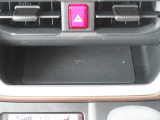 ワイヤレス充電機能 Qi がインパネセンタートレイにあり便利です。
