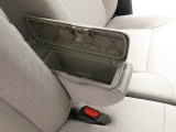 運転席と助手席の間には、蓋付きタイプのコンソールボックス。肘掛けにもなるので、便利です。