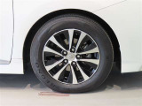純正のアルミホイール装着車です。タイヤサイズは205/60R16です。