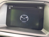 【マツダコネクト】車内の雰囲気にマッチした一体型タイプのディスプレイ。各種車輌設定やBluetooth再生等、様々な機能が楽しめます。専用SDカードのご購入で、ナビ機能も使用出来ます。