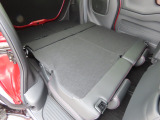 リヤシートを倒すとこんなに広いスペースが生まれますそのままでも広さ十分のラゲッジルームです