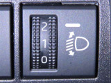 ヘッドランプの光軸調整ダイヤルを装備しております。