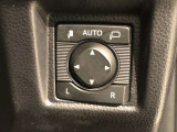 電動格納式ドアミラー付き。駐車場へ停めた時に、ボタン一つで左右のドアミラーをたたむ事ができます。