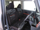 運転席シートリフター付です。自分に合わせたシートポジションに調整出来るので肩の力を抜いて運転できます。