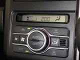 オートエアコン付きなので一度、気温を設定すれば自動的に過ごし易い温度に調整してくれますよ。 車内をいつでも快適空間にしてくれます。