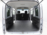 後席シートをアレンジしますと、広い荷台ができあがります。大きな荷物も。