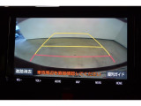 バックモニター付き。車両後方の映像がナビ画面に表示されるので、車庫入れが苦手な人も安心です。ただし、目視確認もお忘れなくお願いいたします。