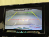バックモニターも装備しております。バックギアに入れるとナビ画面に車の後方が映し出されます。これで後方確認も安心!