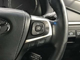ステアリングスイッチ付きで、運転中に視線を前に向けたまま操作できます。