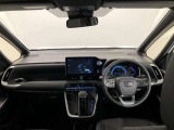 シンプルながら機能性あふれる運転席廻りです。視界性もよく、運転しやすいですよ。