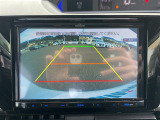 【バックカメラ】駐車時に後方がリアルタイム映像で確認できます。大型商業施設や立体駐車場での駐車時や、夜間のバック時に大活躍!運転スキルに関わらず、今や必須となった装備のひとつです!