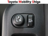 便利な電動格納ドアミラーも装備しております。駐車時にボタン一つで折り畳む事が出来るので便利ですよ。