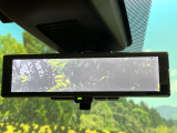 【インテリジェントルームミラー】後席の大きな荷物や同乗者で後方が確認しづらい時でも安心!カメラが撮影した車両後方の映像をルームミラー内に表示。クリアな視界で状況の確認が可能です!